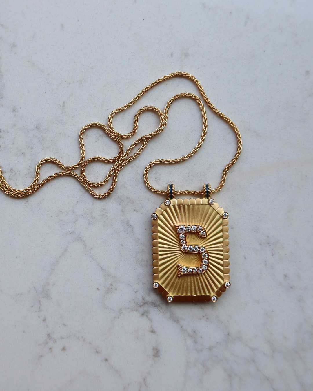 Small Letter Scapular S | 18k Yellow Gold - ONLINE ONLY