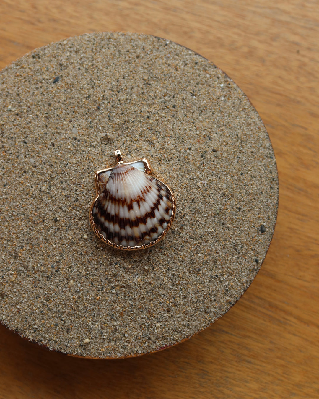 Natural Clam With Rose Gold Charm Sz XXL