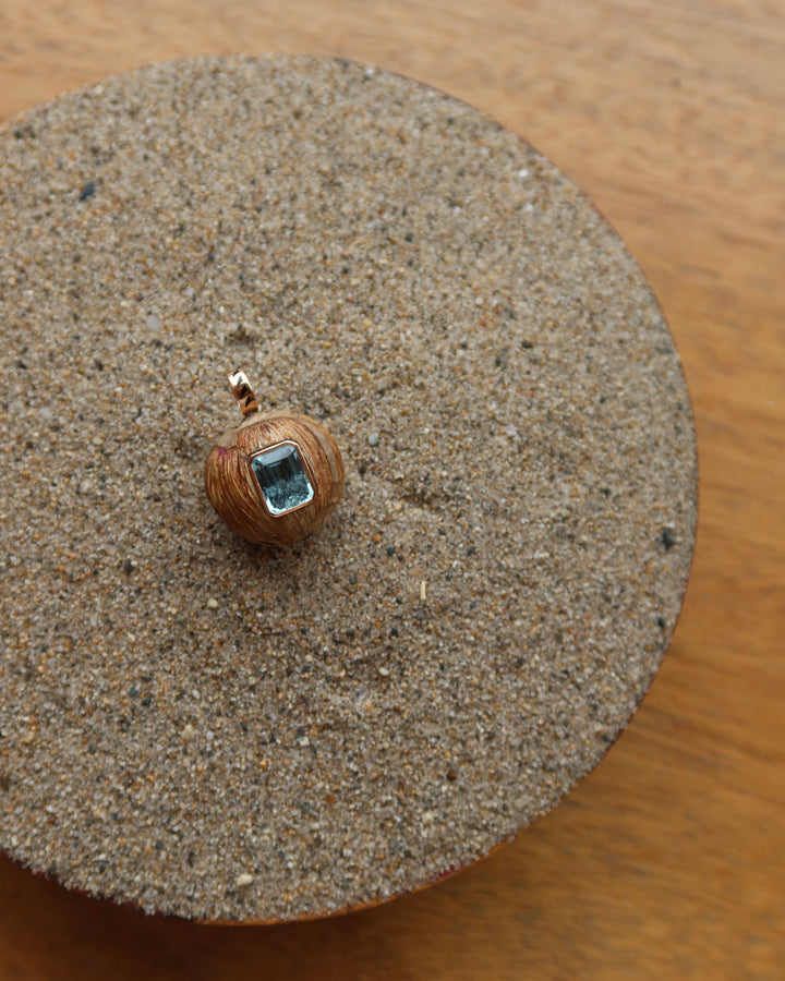 Classic Natural Coquito With Aquamarine