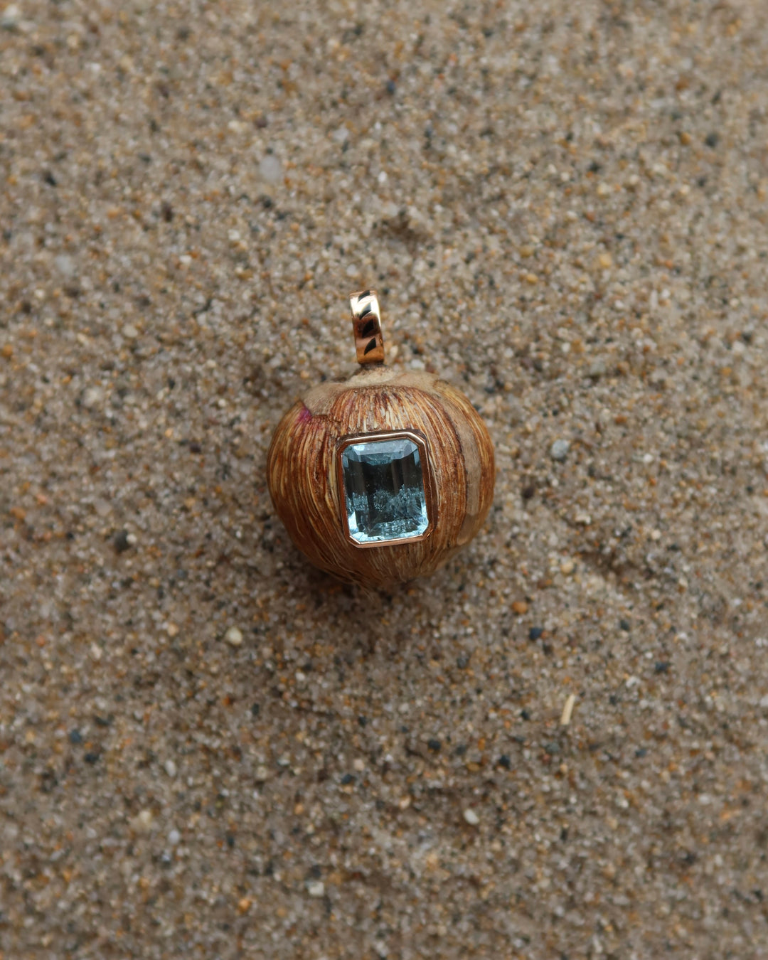 Classic Natural Coquito With Aquamarine