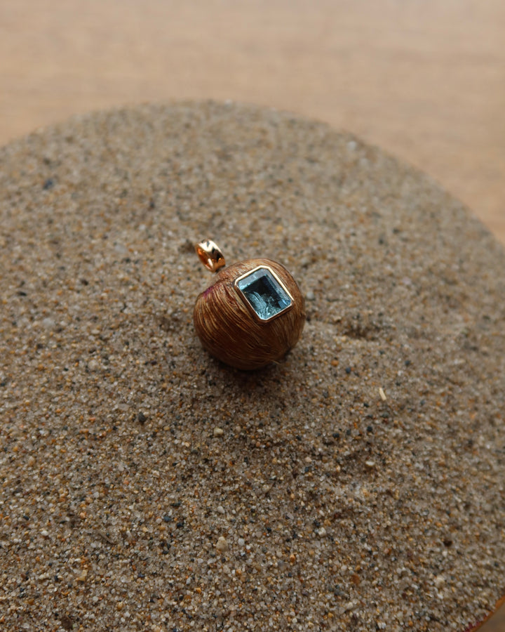Classic Natural Coquito With Aquamarine
