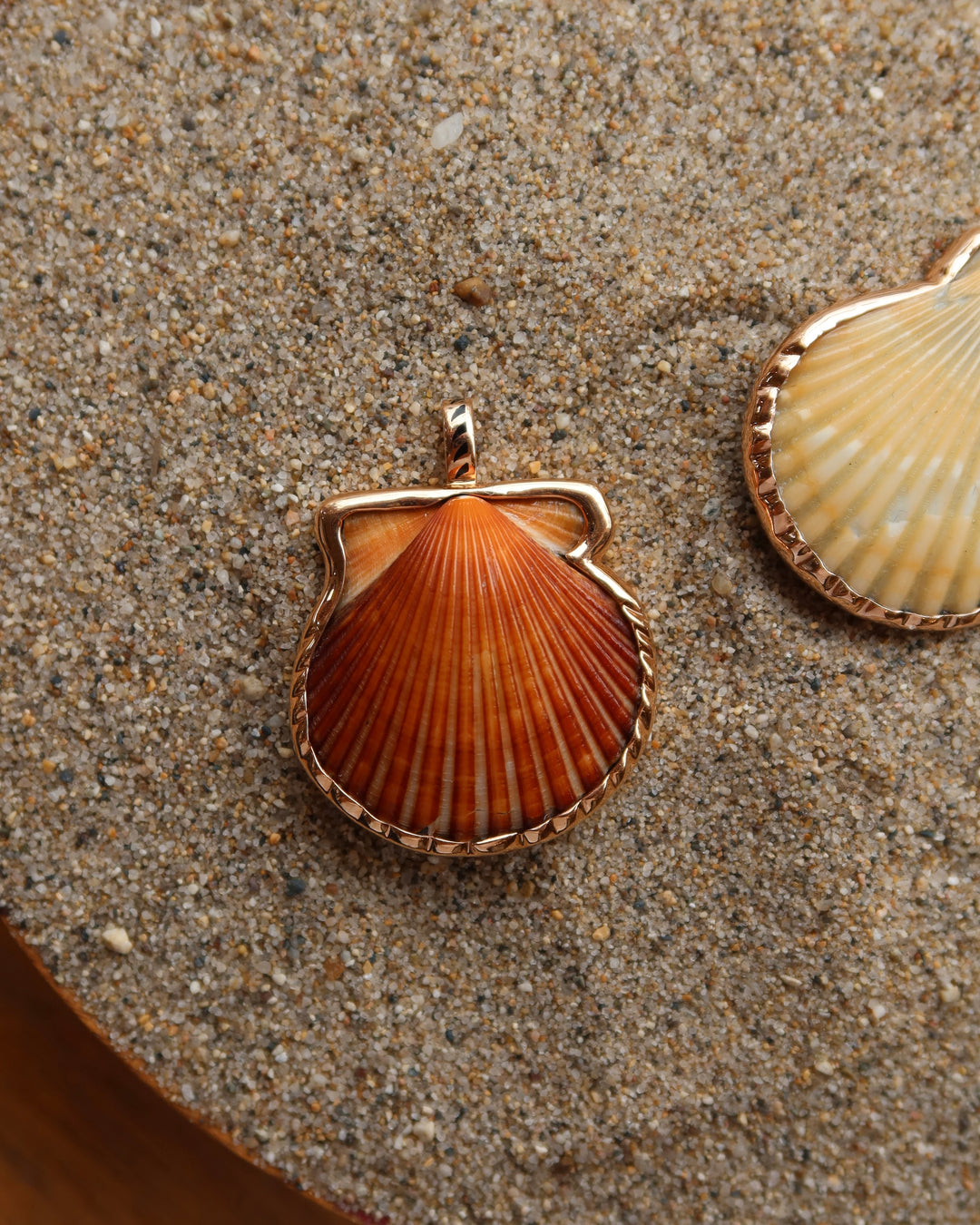 Natural Clam With Rose Gold Charm Sz L