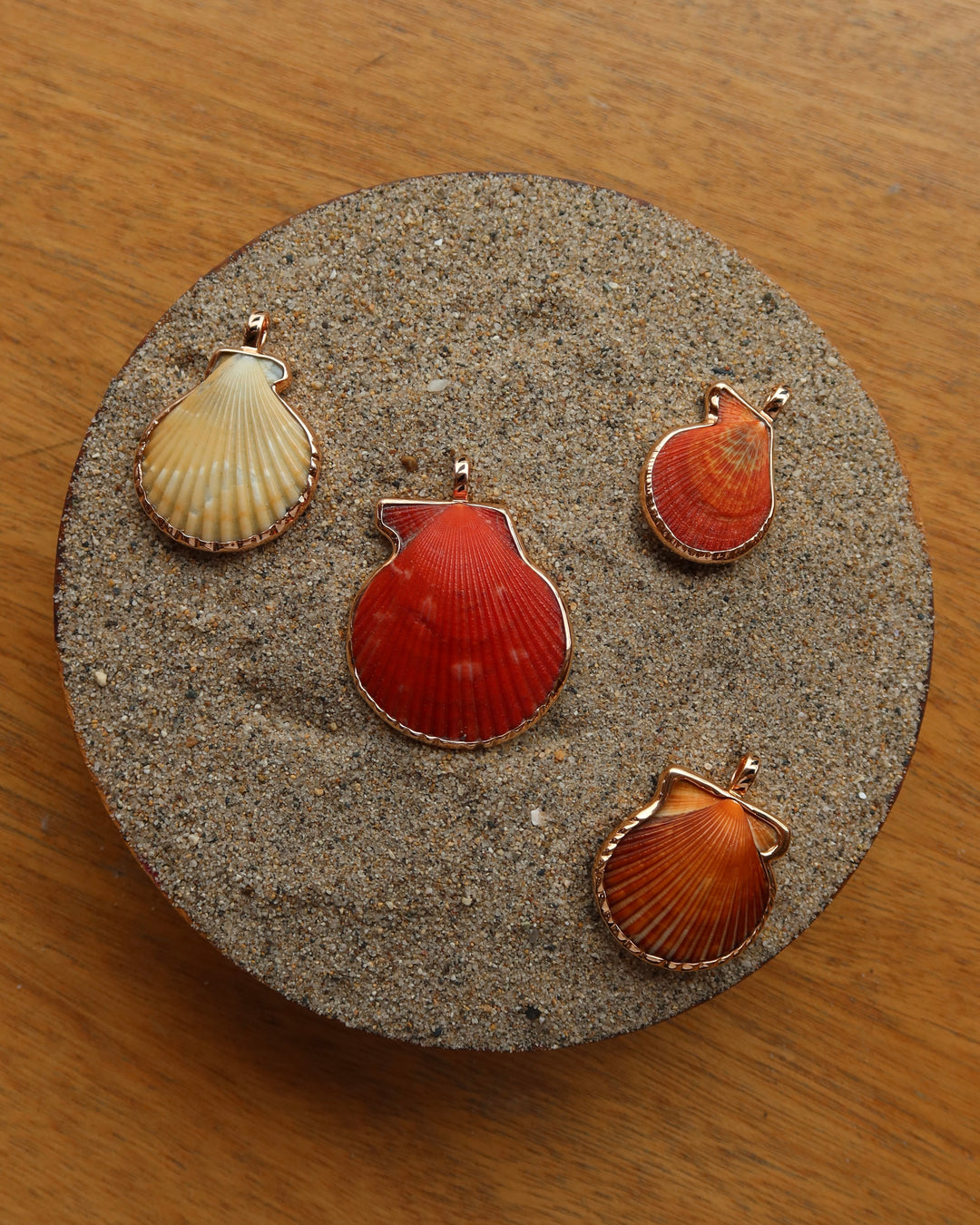 Natural Clam With Rose Gold Charm Sz S