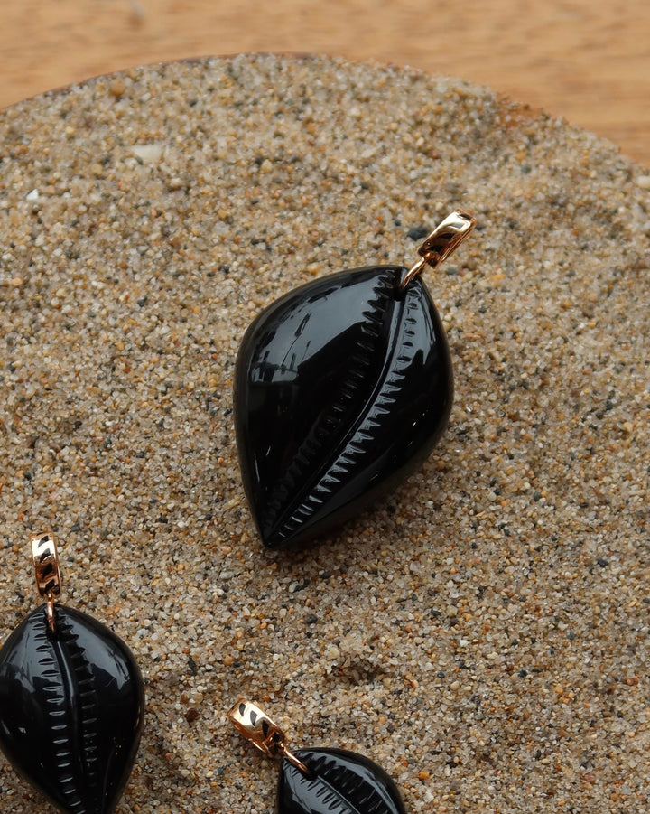 Carved Cowry Charm Sz M | Onyx