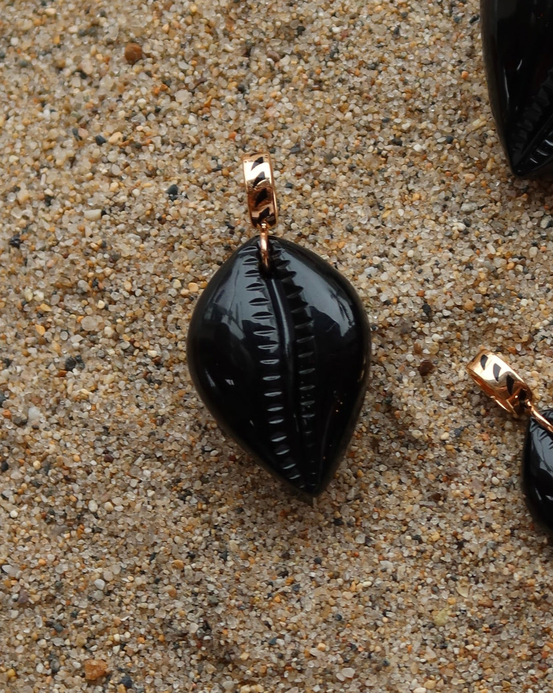 Carved Cowry Charm Sz S | Onyx