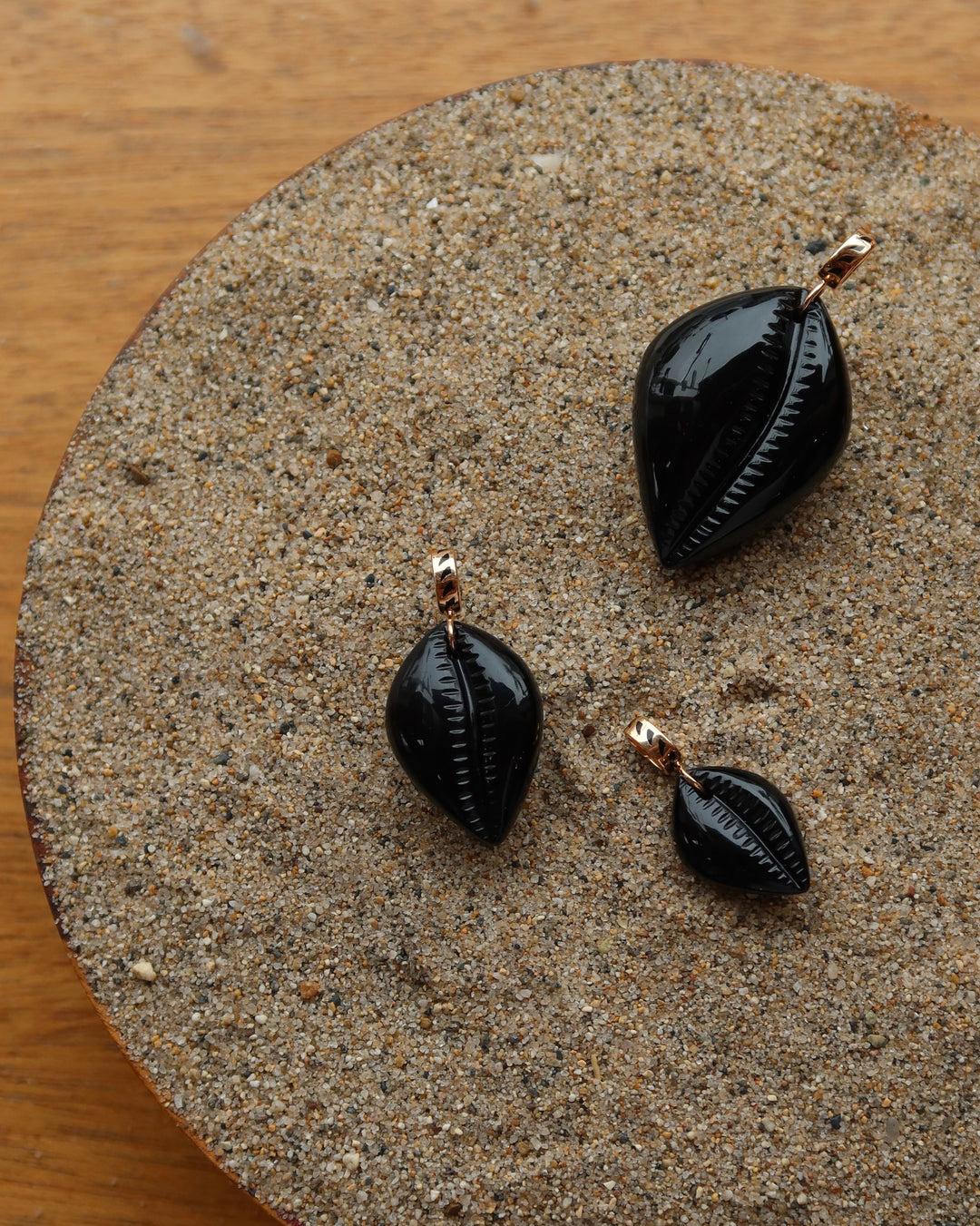 Carved Cowry Charm Sz M | Onyx
