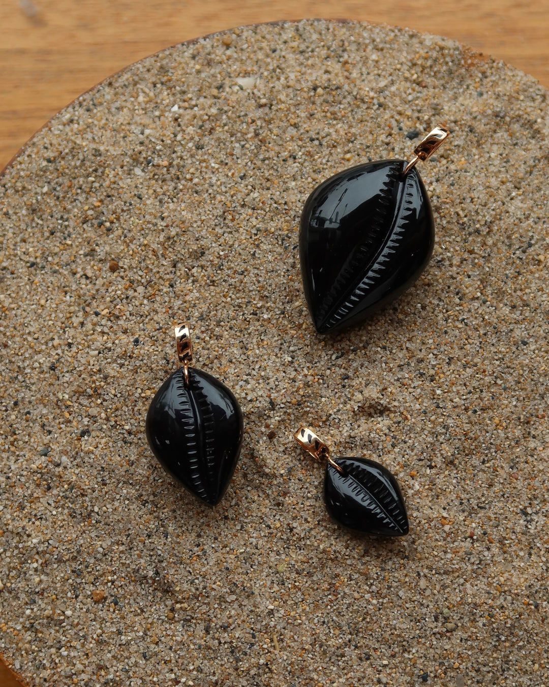 Carved Cowry Charm Sz S | Onyx