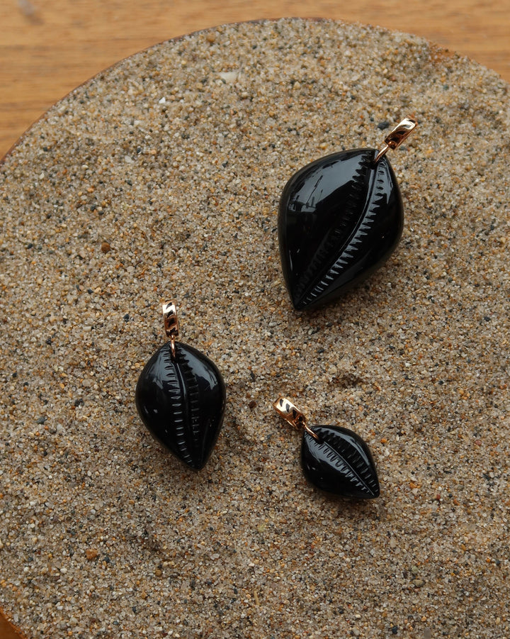 Carved Cowry Charm Sz S | Onyx