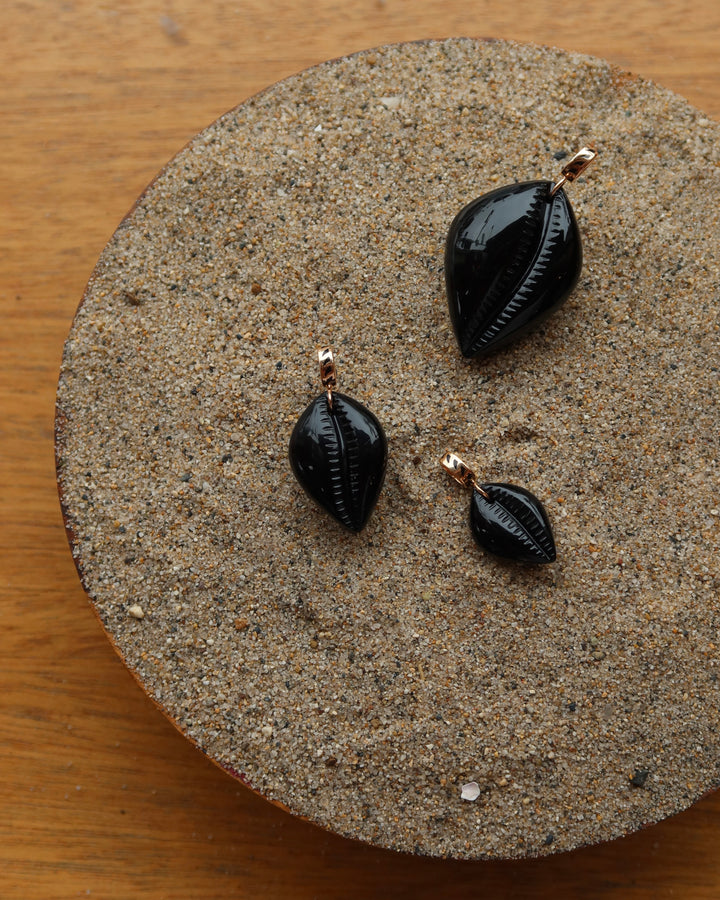 Carved Cowry Charm Sz XS | Onyx