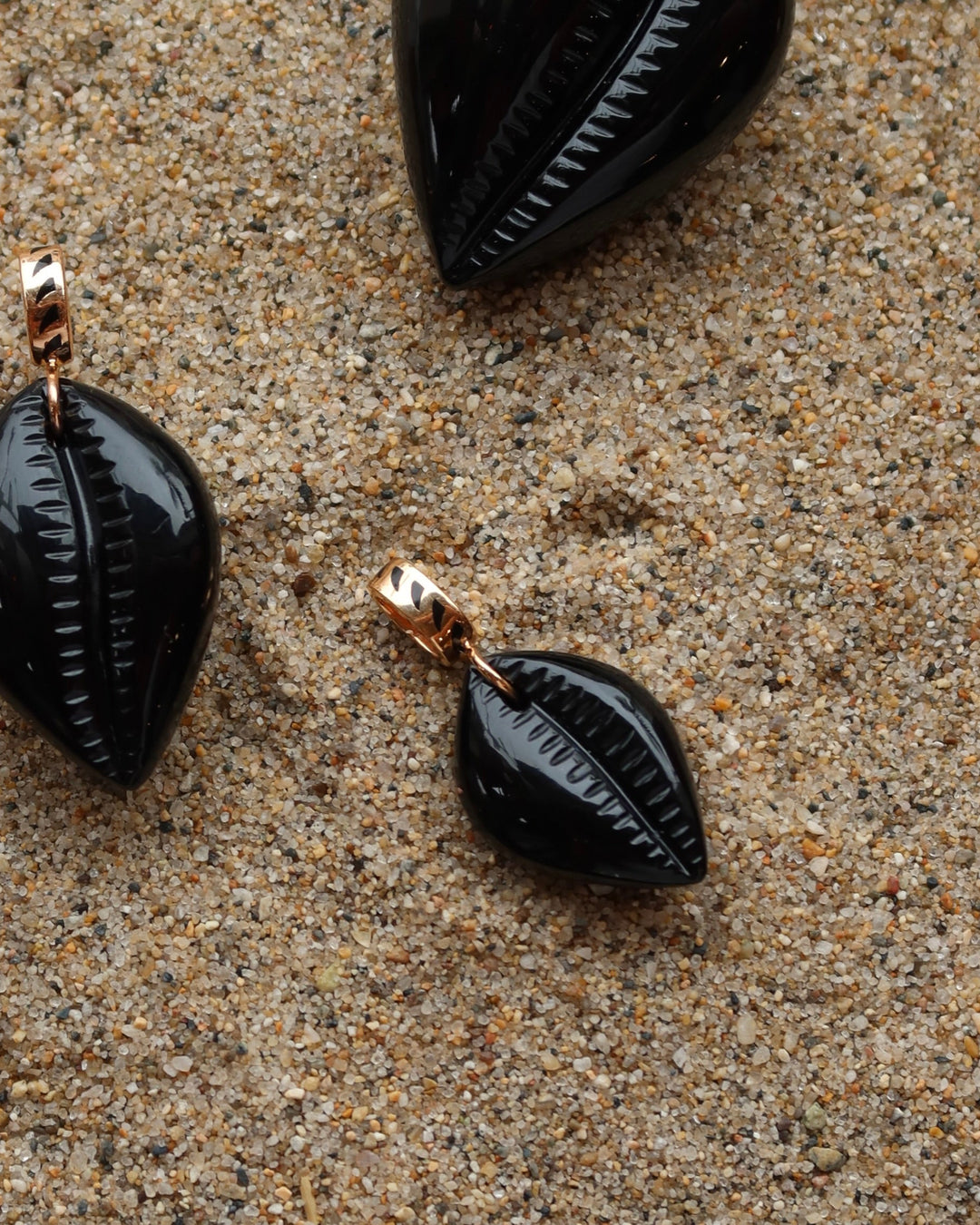Carved Cowry Charm Sz XS | Onyx