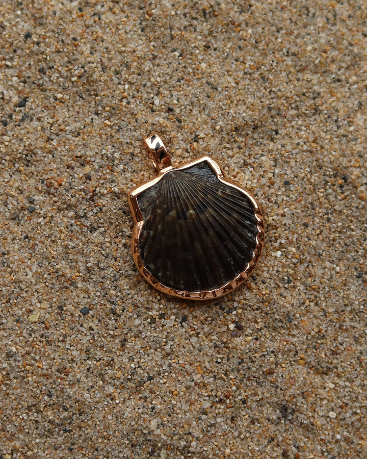 Natural Clam With Rose Gold Charm Sz M