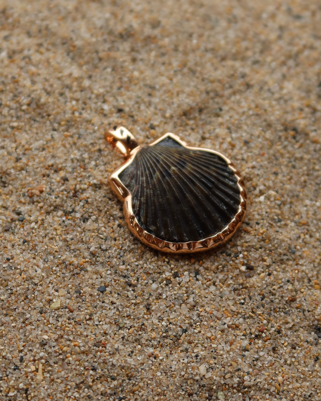 Natural Clam With Rose Gold Charm Sz M