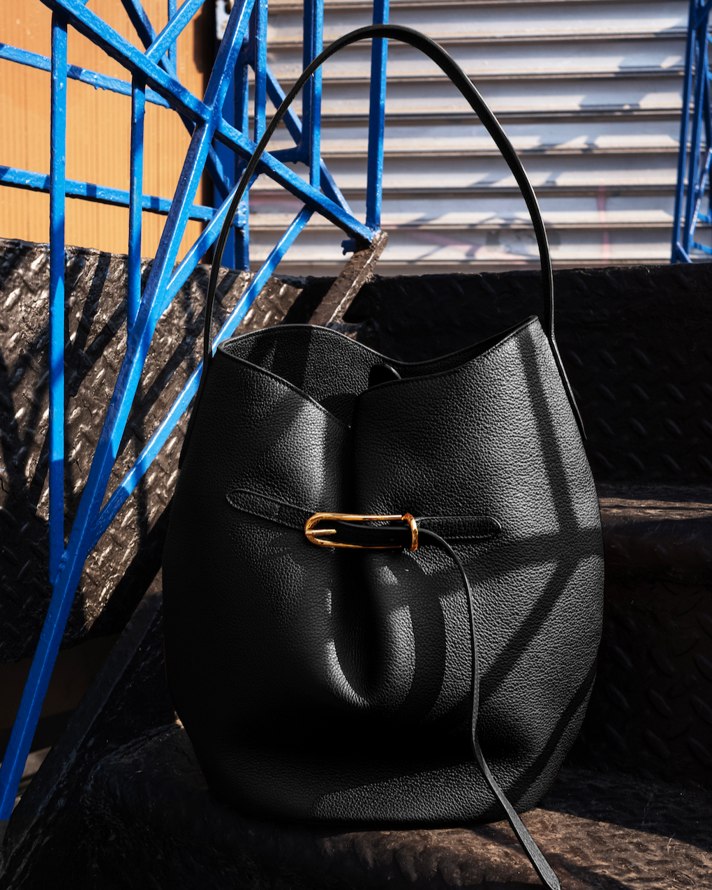 Belted Bucket Bag Large | Black Leather