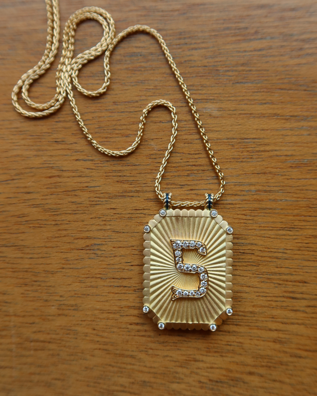 Small Letter Scapular S | 18k Yellow Gold - ONLINE ONLY