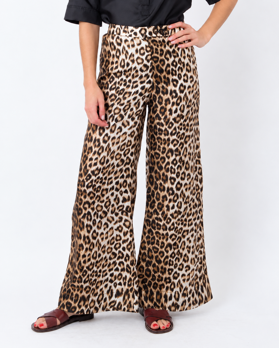 Giudecca Pants | Panthere — enhanced 4:5 model photo